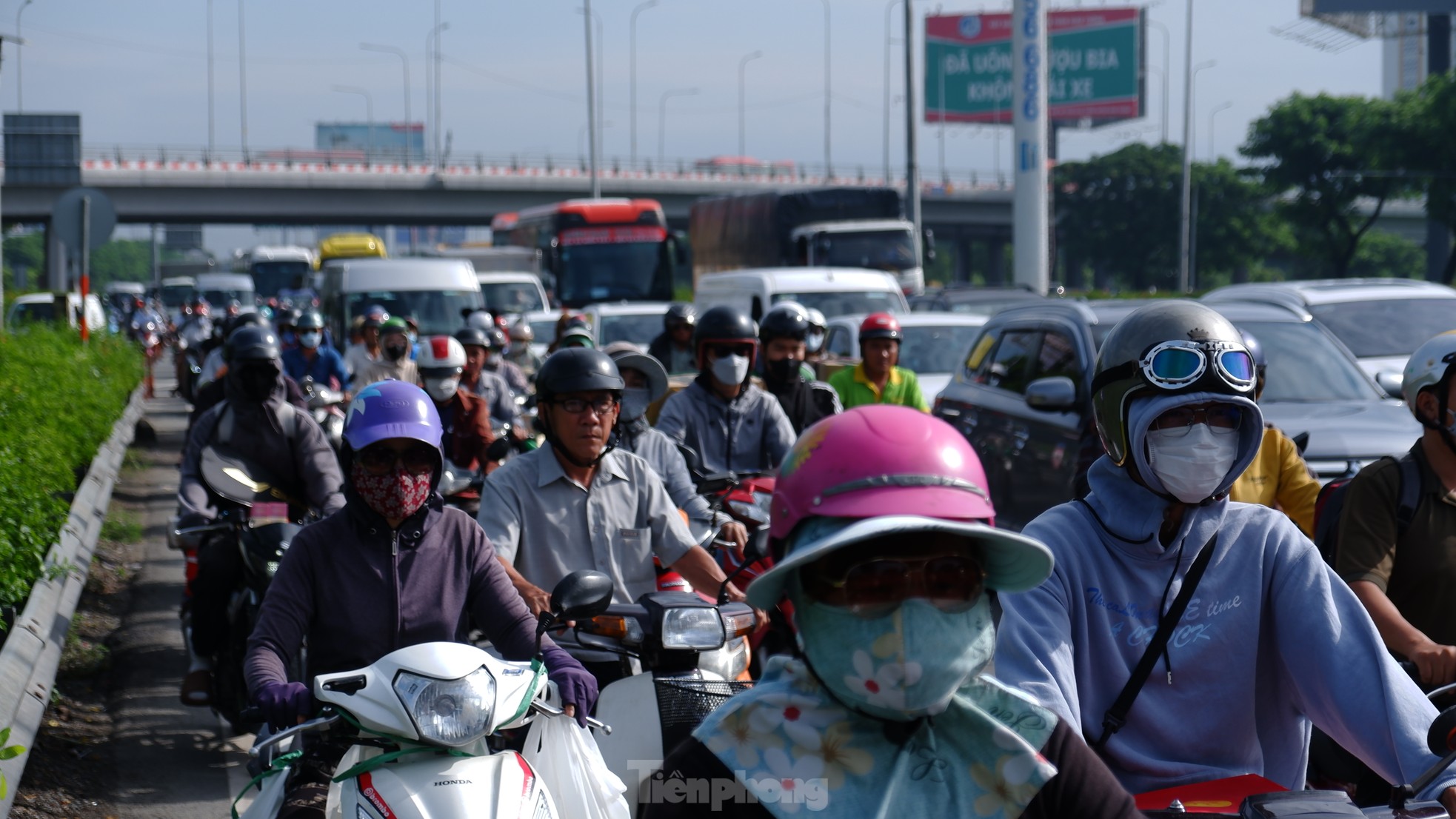 Ngày đầu kỳ nghỉ 2/9: Nhà ga, bến xe đông đúc, sân bay Tân Sơn Nhất thông thoáng bất ngờ- Ảnh 3.