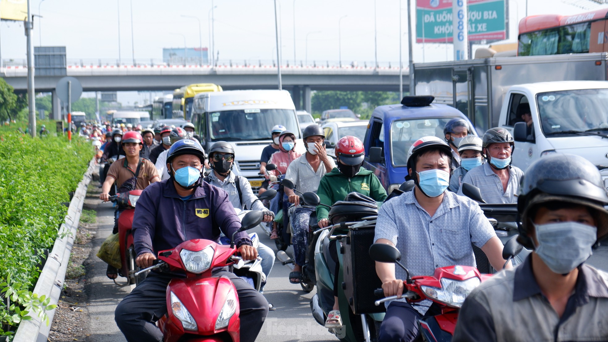 Ngày đầu kỳ nghỉ 2/9: Nhà ga, bến xe đông đúc, sân bay Tân Sơn Nhất thông thoáng bất ngờ- Ảnh 1.