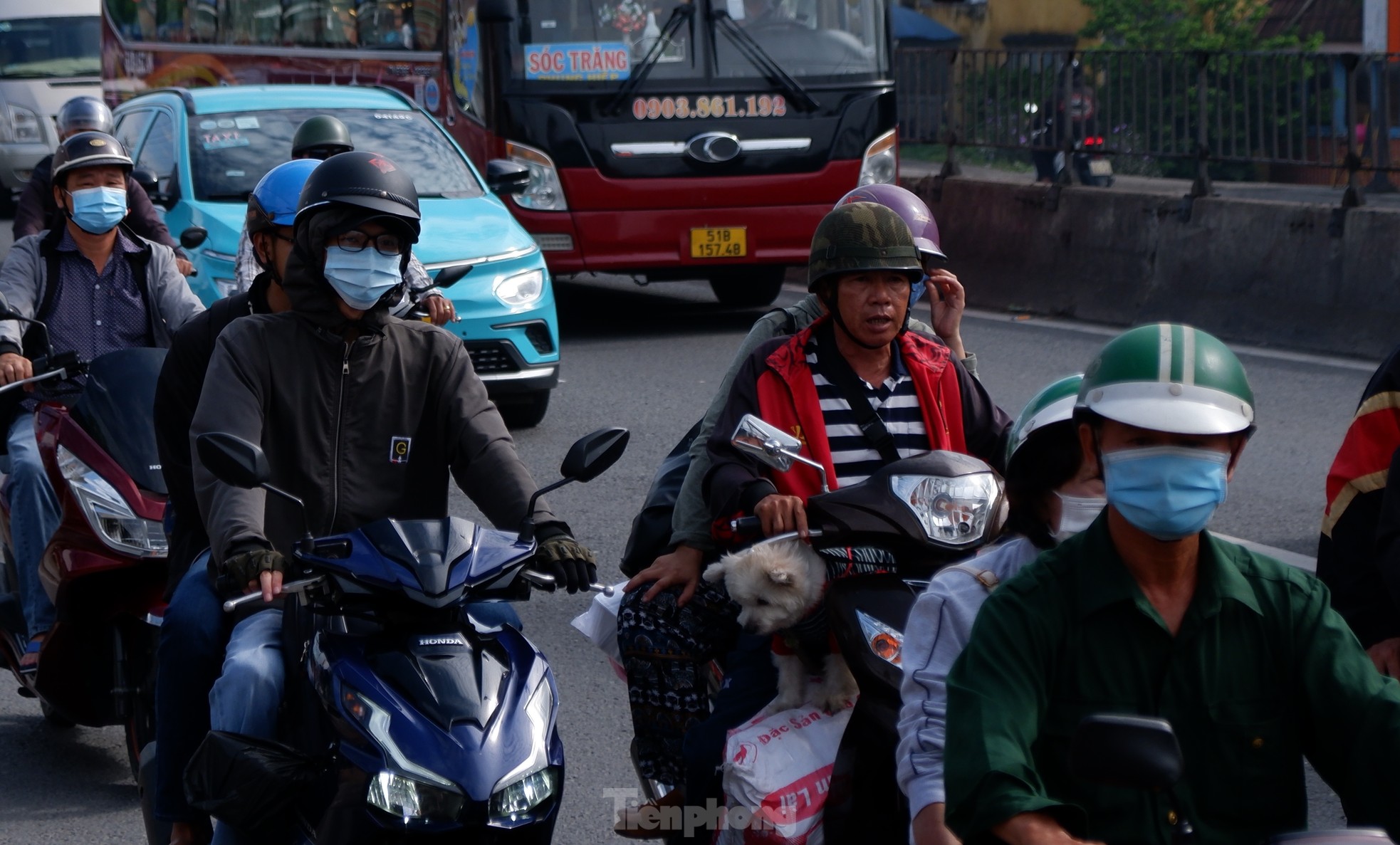 Ngày đầu kỳ nghỉ 2/9: Nhà ga, bến xe đông đúc, sân bay Tân Sơn Nhất thông thoáng bất ngờ- Ảnh 12.