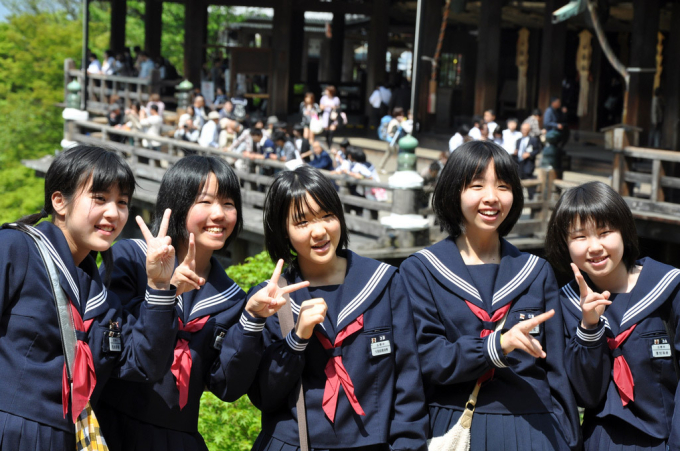 posing-japanese-schoolgirls-1491296565600-0055-1722752563306-17227525635831811592225.jpg
