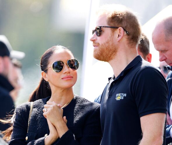 Cử chỉ của vợ chồng Harry - Meghan trong cuộc phỏng vấn truyền hình mới nhất tiết lộ góc nhìn khác về hôn nhân của cặp đôi- Ảnh 1.