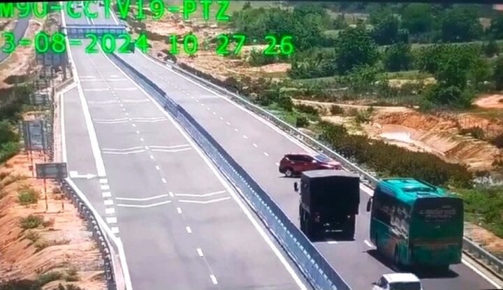 Thi rớt bằng lái ô tô, tài xế chạy ngược chiều trên cao tốc Cam Lâm - Vĩnh Hảo- Ảnh 1.