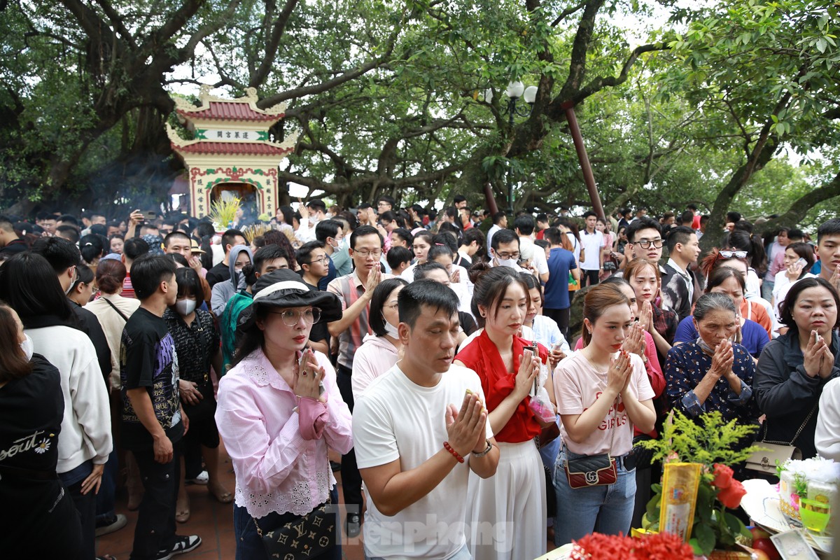 Chen chân lễ Phủ Tây Hồ trong ngày đầu tháng 'cô hồn'- Ảnh 8.