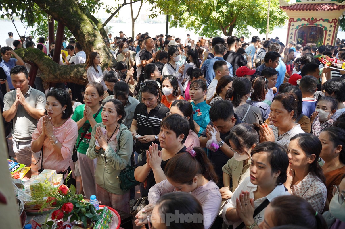 Chen chân lễ Phủ Tây Hồ trong ngày đầu tháng 'cô hồn'- Ảnh 9.