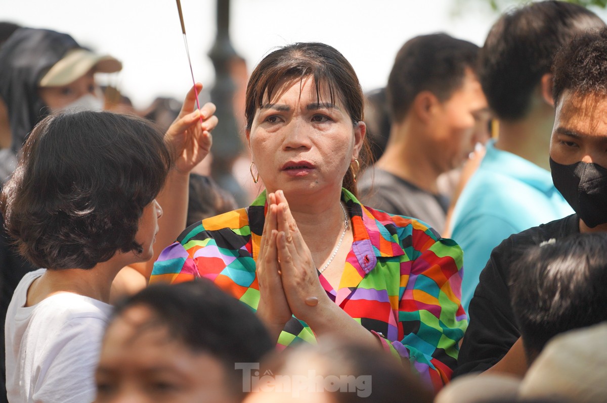 Chen chân lễ Phủ Tây Hồ trong ngày đầu tháng 'cô hồn'- Ảnh 11.