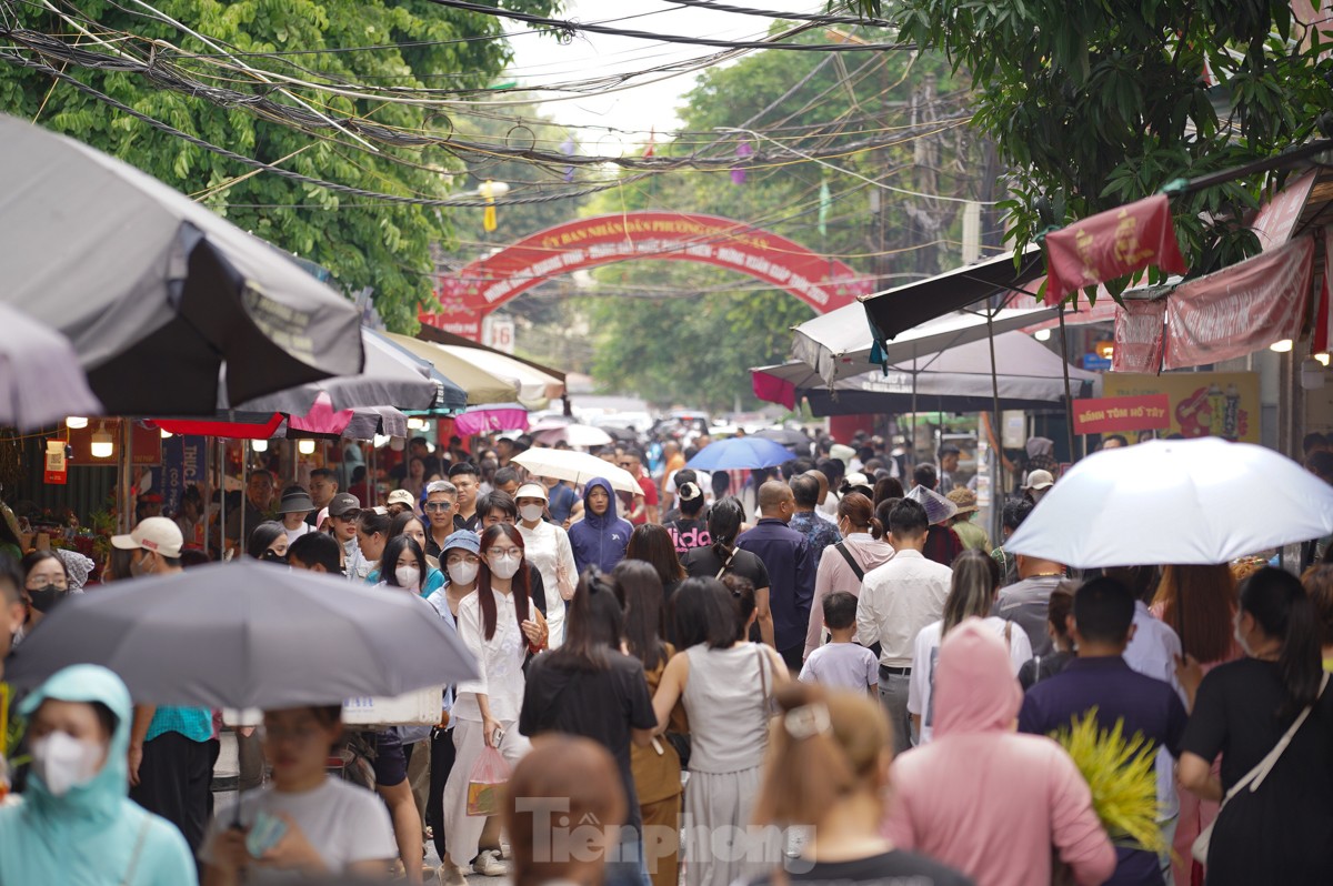 Chen chân lễ Phủ Tây Hồ trong ngày đầu tháng 'cô hồn'- Ảnh 20.