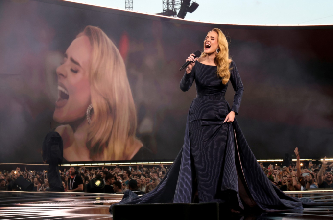 Độc lạ show Adele: Đang hát thì dừng lại xem Olympic ngon ơ, quy tụ 1001 chiêu tấu hề- Ảnh 1.