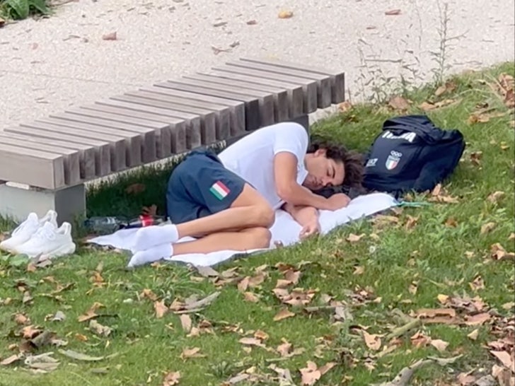 The athlete who just won the Olympic gold medal was caught sleeping in the park, what happened? - Photo 1.