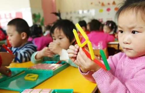"Con tôi nhút nhát, không thể kết bạn ở lớp, phải làm sao?" Phụ huynh tinh tế làm 3 điều này cho con, đáng giá gấp 100 lần tiền bạc- Ảnh 2.