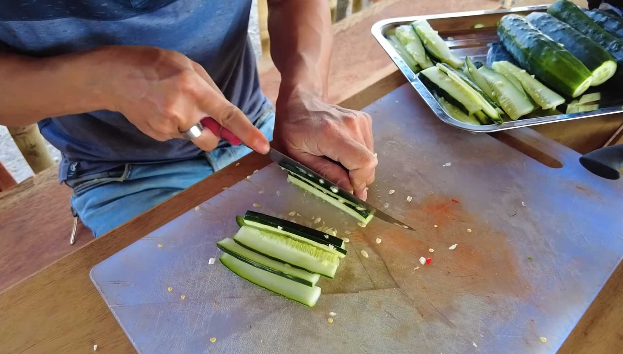 Làm bánh mì trứng đãi anh em châu Phi nhưng không ai muốn ăn thêm, biết lý do người đàn ông Việt nghẹn cổ- Ảnh 5.