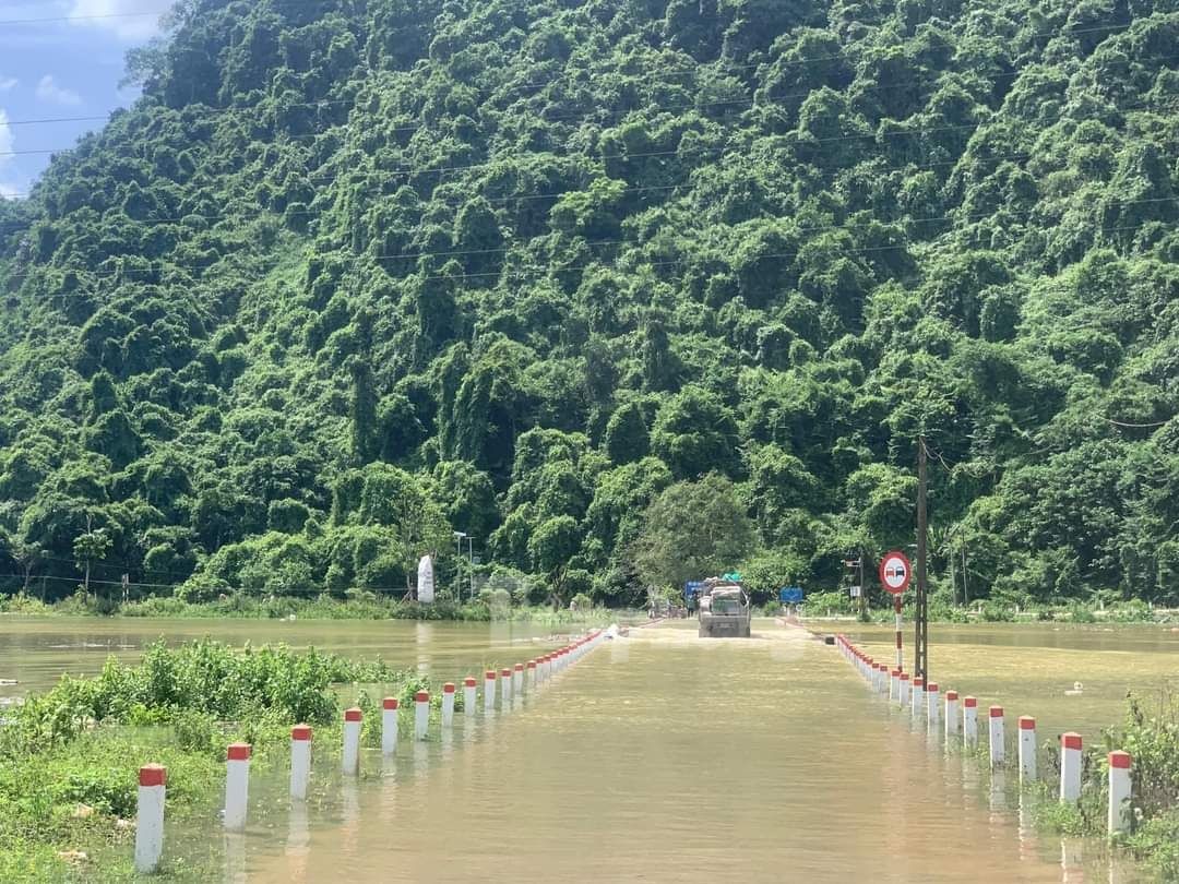 Yên Bái, Lào Cai: Mưa lớn, lũ lên, có nơi nước ngập sâu cả mét- Ảnh 1.