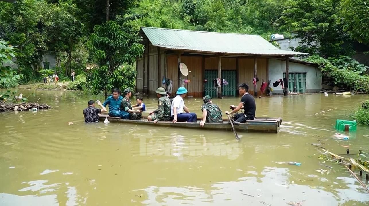 Yên Bái, Lào Cai: Mưa lớn, lũ lên, có nơi nước ngập sâu cả mét- Ảnh 12.