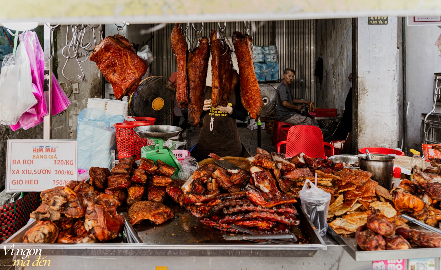 Gặp "bà trùm" tiệm heo quay gần 40 năm tuổi ở TPHCM sẵn sàng bán ổ bánh mì 15K full thịt không lời lãi, con gái và con dâu vừa xinh vừa "múa dao" điêu luyện phụ mẹ- Ảnh 2.