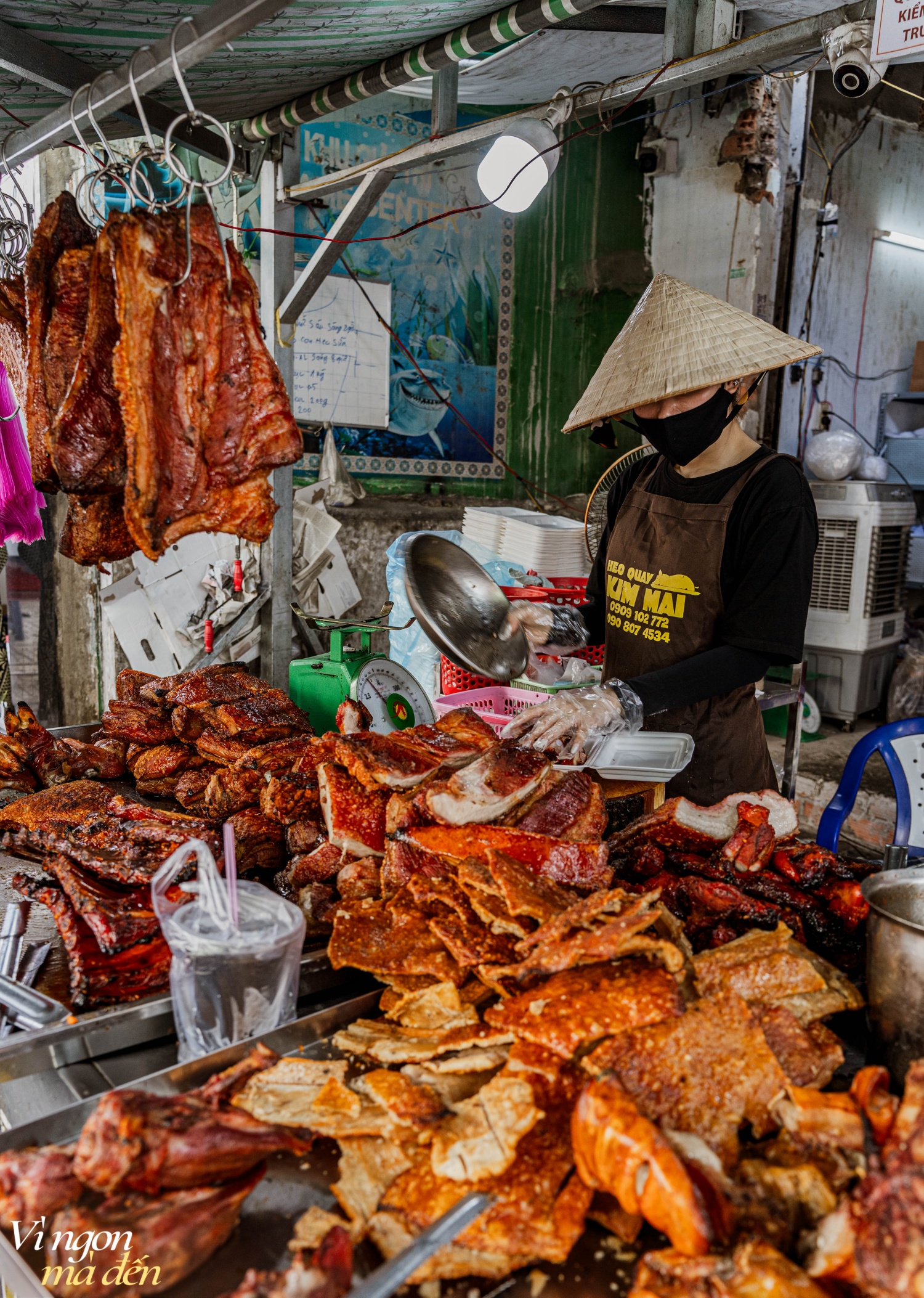 Gặp "bà trùm" tiệm heo quay gần 40 năm tuổi ở TPHCM sẵn sàng bán ổ bánh mì 15K full thịt không lời lãi, con gái và con dâu vừa xinh vừa "múa dao" điêu luyện phụ mẹ- Ảnh 7.