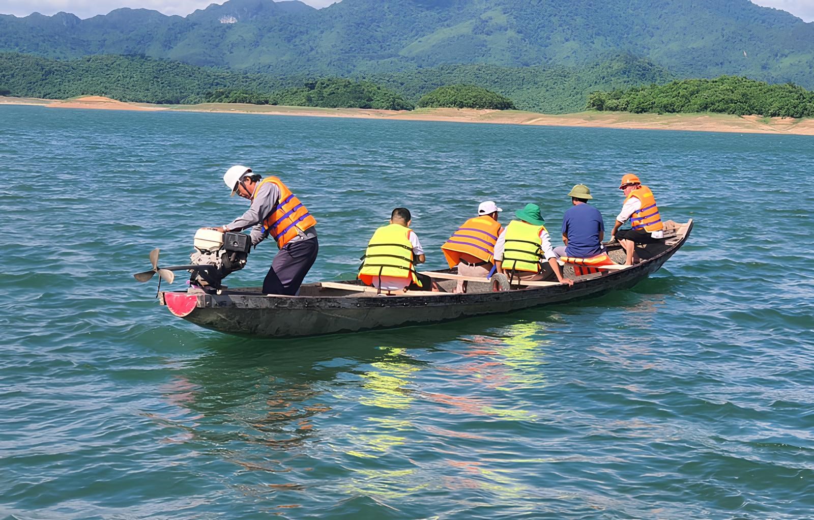 Cá chết hàng loạt tại hồ thủy lợi lớn nhất tỉnh Quảng Bình- Ảnh 1.