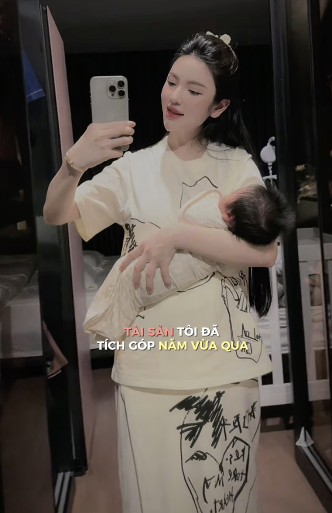 Quang Hải cùng Chu Thanh Huyền chăm con, khoe đi mua sắm sang chảnh, dân tình phải thốt lên: Hạnh phúc quá đi!- Ảnh 2.