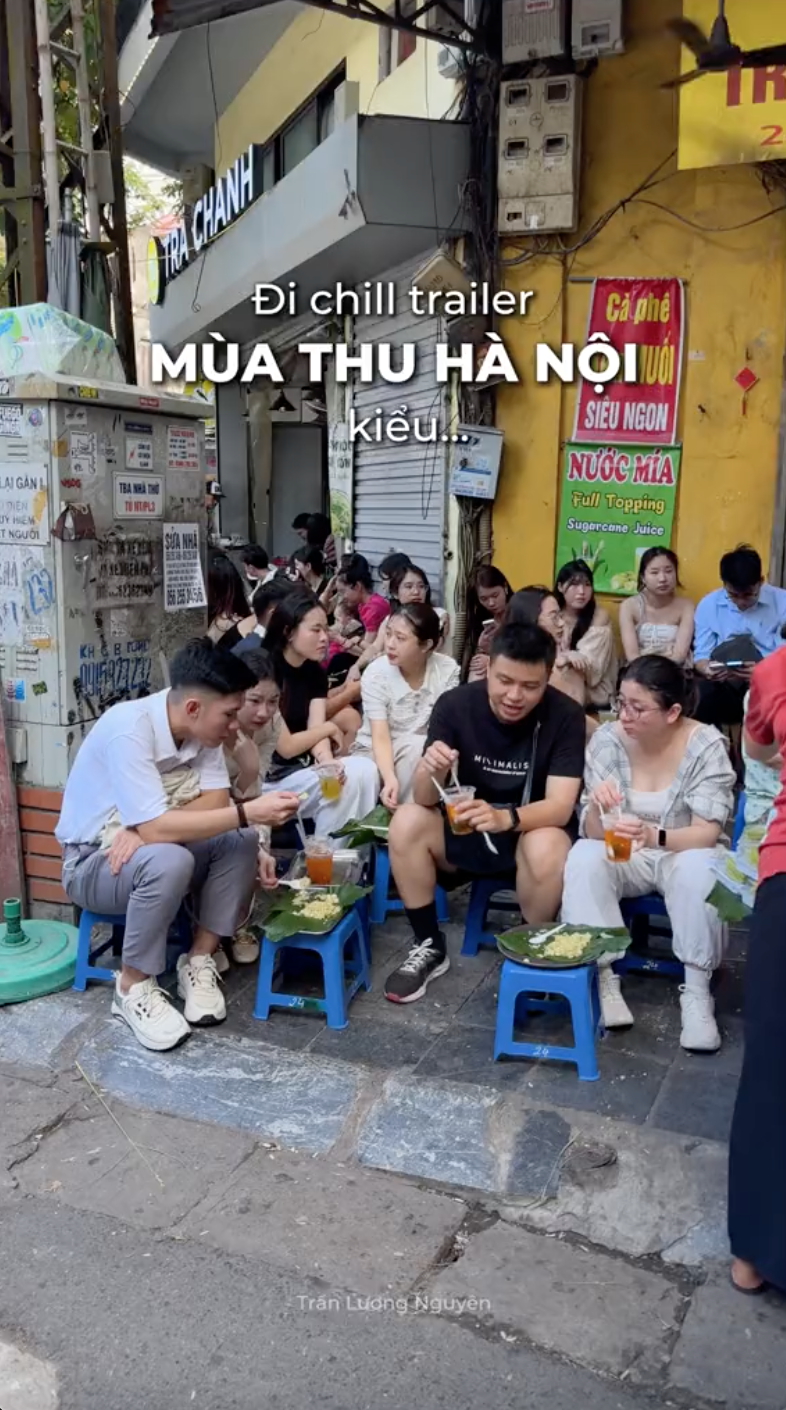 Mùa thu Hà Nội "demo": Dù nóng 37 độ vẫn khiến dân tình phát cuồng, đi tới đâu cũng đông nghịt- Ảnh 2.