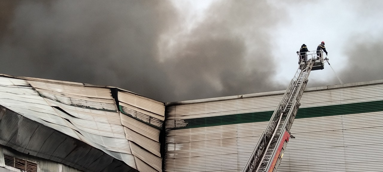 Vụ ch&aacute;y kinh ho&agrave;ng ở B&igrave;nh Phước: "Kh&iacute; độc bao tr&ugrave;m, nhiệt độ bỏng da"- Ảnh 3.