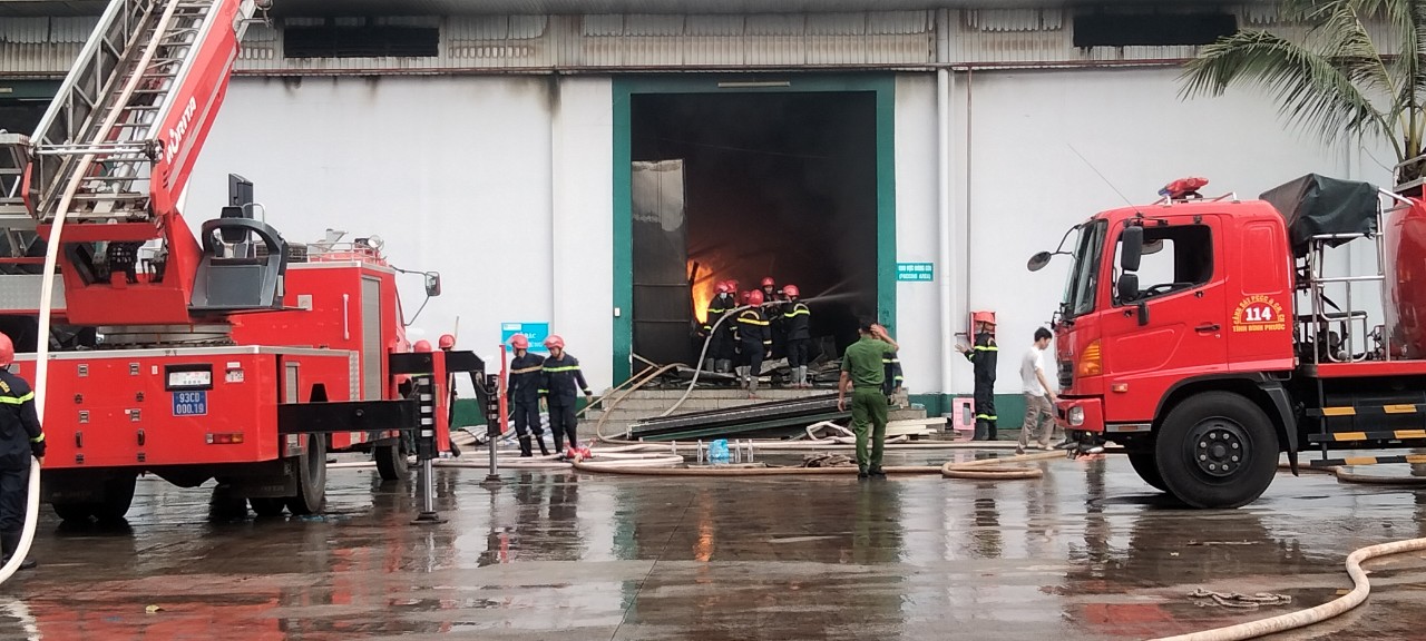 Vụ ch&aacute;y kinh ho&agrave;ng ở B&igrave;nh Phước: "Kh&iacute; độc bao tr&ugrave;m, nhiệt độ bỏng da"- Ảnh 4.