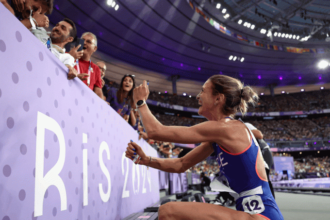 Nữ VĐV cầu hôn bạn trai cực lãng mạn sau khi phá kỷ lục châu Âu tại Olympic- Ảnh 1.