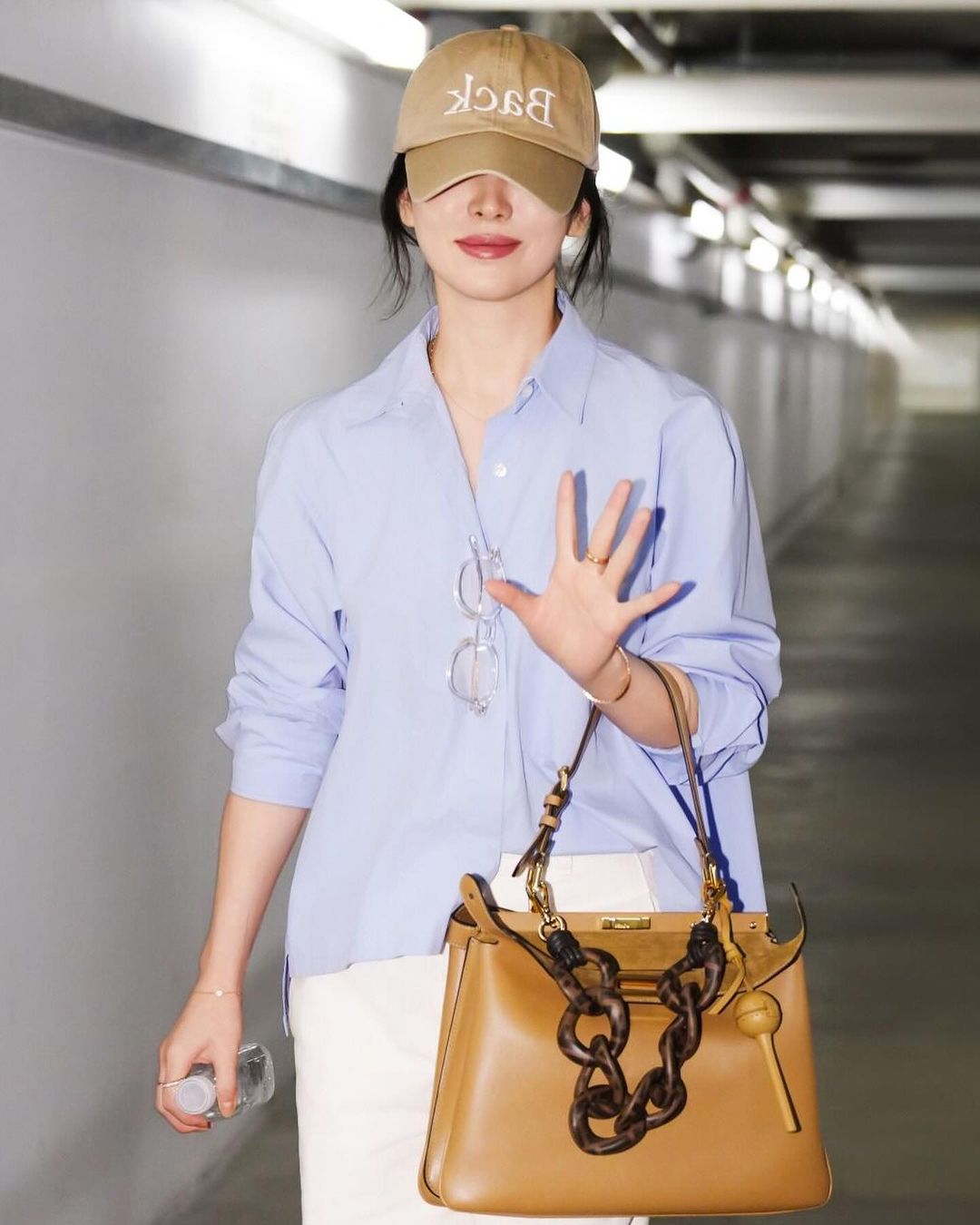 Chị đẹp Song Hye Kyo lại gây sốt ở Hong Kong, diện đồ đơn giản vẫn trở thành sự kiện hot- Ảnh 2. Chị đẹp Song Hye Kyo lại gây sốt ở Hong Kong, diện đồ đơn giản vẫn trở thành sự kiện hot- Ảnh 2.