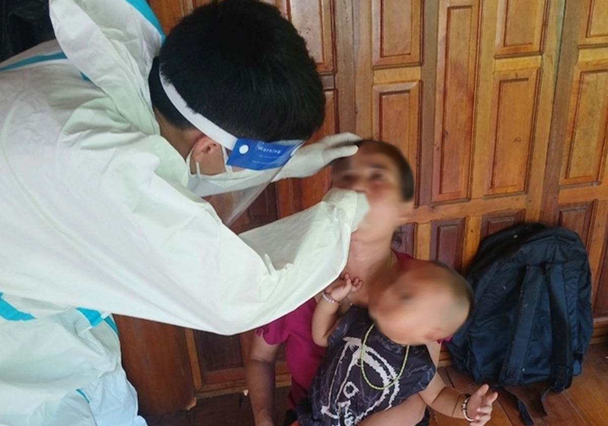 Một b&eacute; 10 tuổi v&agrave; cụ b&agrave; 74 tuổi mắc bệnh bạch hầu- Ảnh 1.