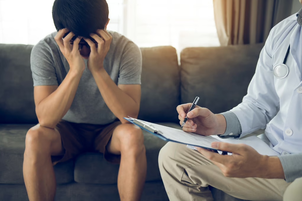 Nam sinh bị bố mẹ đưa vào trại tâm thần suốt 83 ngày vì không nghe lời, ngay khi xuất viện, chàng trai đưa phụ huynh đi khám sức khỏe: Phát hiện sự thật đau lòng- Ảnh 1.