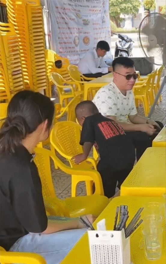 Đoạn clip cho thấy Lôi Con được giáo dục rất tốt, ngoan và hiểu chuyện hơn những gì bạn nghĩ về một cậu bé 6 tuổi- Ảnh 12.