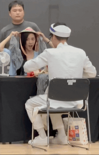 BLACKPINK đội n&oacute;n l&aacute; n&oacute;i "t&ocirc;i y&ecirc;u Việt Nam" trong ng&agrave;y kỉ niệm 8 năm debut, c&aacute;c fan Việt "rước d&acirc;u" th&agrave;nh c&ocirc;ng rồi nha!- Ảnh 4.