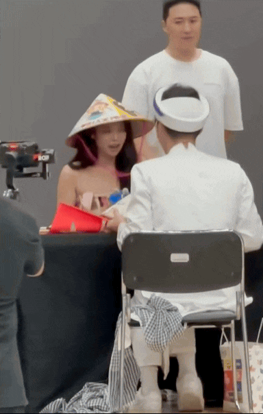 BLACKPINK đội n&oacute;n l&aacute; n&oacute;i "t&ocirc;i y&ecirc;u Việt Nam" trong ng&agrave;y kỉ niệm 8 năm debut, c&aacute;c fan Việt "rước d&acirc;u" th&agrave;nh c&ocirc;ng rồi nha!- Ảnh 6.