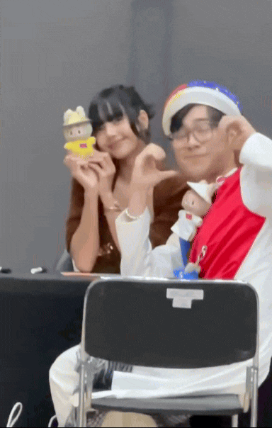 BLACKPINK đội n&oacute;n l&aacute; n&oacute;i "t&ocirc;i y&ecirc;u Việt Nam" trong ng&agrave;y kỉ niệm 8 năm debut, c&aacute;c fan Việt "rước d&acirc;u" th&agrave;nh c&ocirc;ng rồi nha!- Ảnh 2.