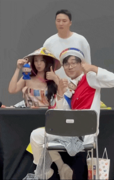 BLACKPINK đội n&oacute;n l&aacute; n&oacute;i "t&ocirc;i y&ecirc;u Việt Nam" trong ng&agrave;y kỉ niệm 8 năm debut, c&aacute;c fan Việt "rước d&acirc;u" th&agrave;nh c&ocirc;ng rồi nha!- Ảnh 3.