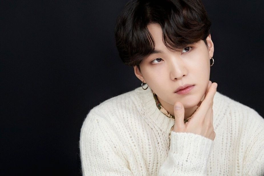 Suga (BTS) cúi đầu xin lỗi- Ảnh 1. Suga (BTS) cúi đầu xin lỗi- Ảnh 1.