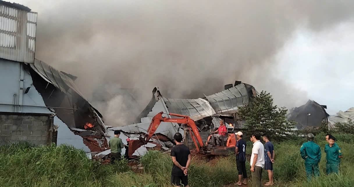 Vụ ch&aacute;y kinh ho&agrave;ng ở B&igrave;nh Phước: "Kh&iacute; độc bao tr&ugrave;m, nhiệt độ bỏng da"- Ảnh 2.