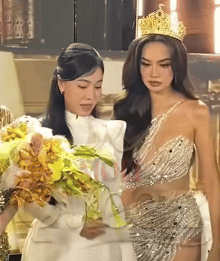 Clip bà Phạm Kim Dung thái độ căng thẳng với Hoa hậu Lê Hoàng Phương- Ảnh 2. Clip bà Phạm Kim Dung thái độ căng thẳng với Hoa hậu Lê Hoàng Phương- Ảnh 2.