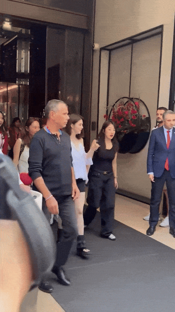 Han So Hee đại náo Olympic: Để tóc ngắn đẹp đến phát sáng, ảnh cam thường không chê vào đâu được- Ảnh 1. Han So Hee đại náo Olympic: Để tóc ngắn đẹp đến phát sáng, ảnh cam thường không chê vào đâu được- Ảnh 1.