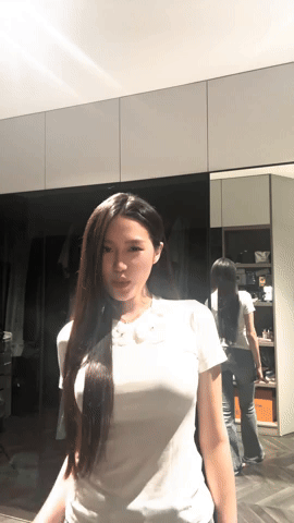 "Hot mom" Doãn Hải My tái hiện màn tạo dáng hồi thi Hoa hậu Việt Nam- Ảnh 1.