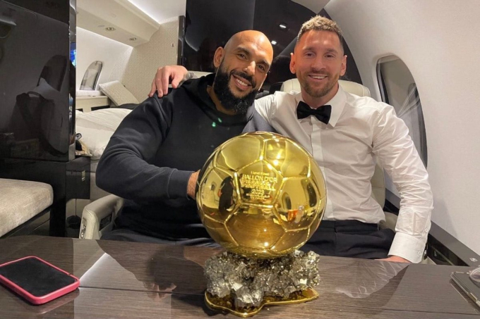 Messi quay sang vợ n&oacute;i một điều sau khi gi&agrave;nh Quả b&oacute;ng v&agrave;ng, vệ sĩ ngồi cạnh x&uacute;c động kh&ocirc;ng n&oacute;i n&ecirc;n lời- Ảnh 1.