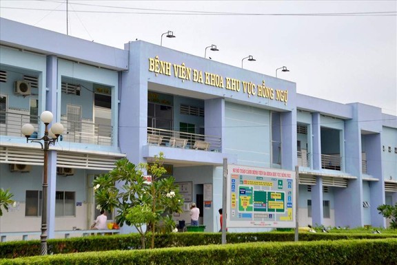 20 công nhân nhập viện, nghi ngộ độc sau khi ăn bánh mì- Ảnh 1.