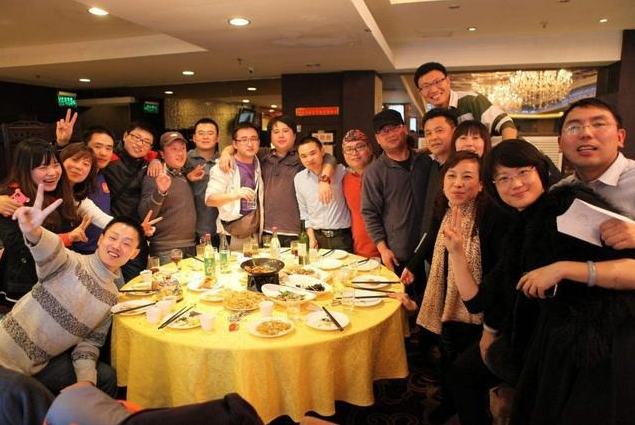 Đi họp lớp cấp 3, t&ocirc;i chi 50 triệu đồng bao mọi người vui chơi tới bến, khi v&agrave;o nh&agrave; vệ sinh t&igrave;nh cờ nghe được cuộc n&oacute;i chuyện của c&aacute;c bạn, t&ocirc;i lặng lẽ bỏ đi- Ảnh 2.
