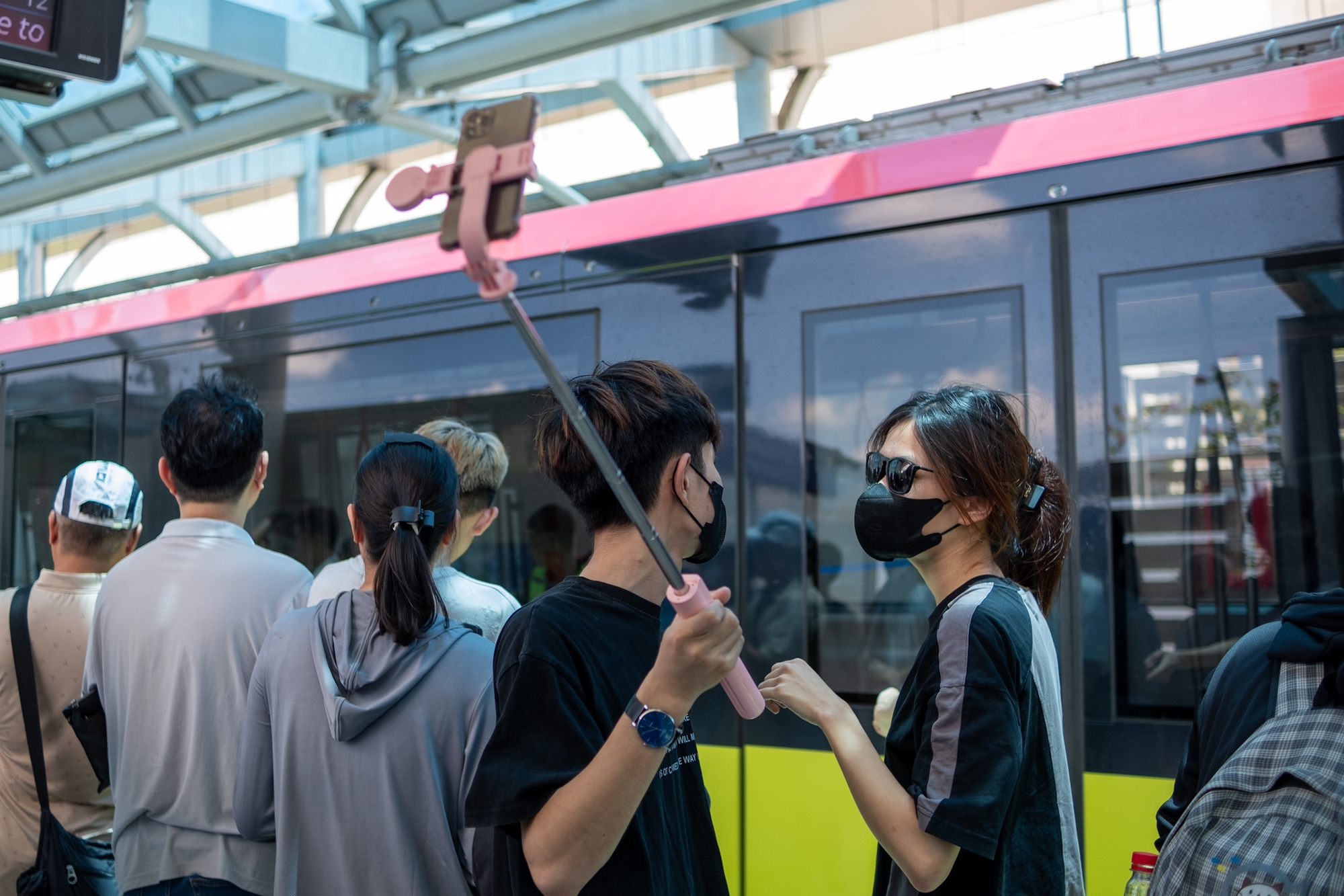 Giới trẻ “quá là vui” trong ngày đi miễn phí tuyến Metro Nhổn: “Bọn mình chờ ngày này lâu lắm rồi!”- Ảnh 6.
