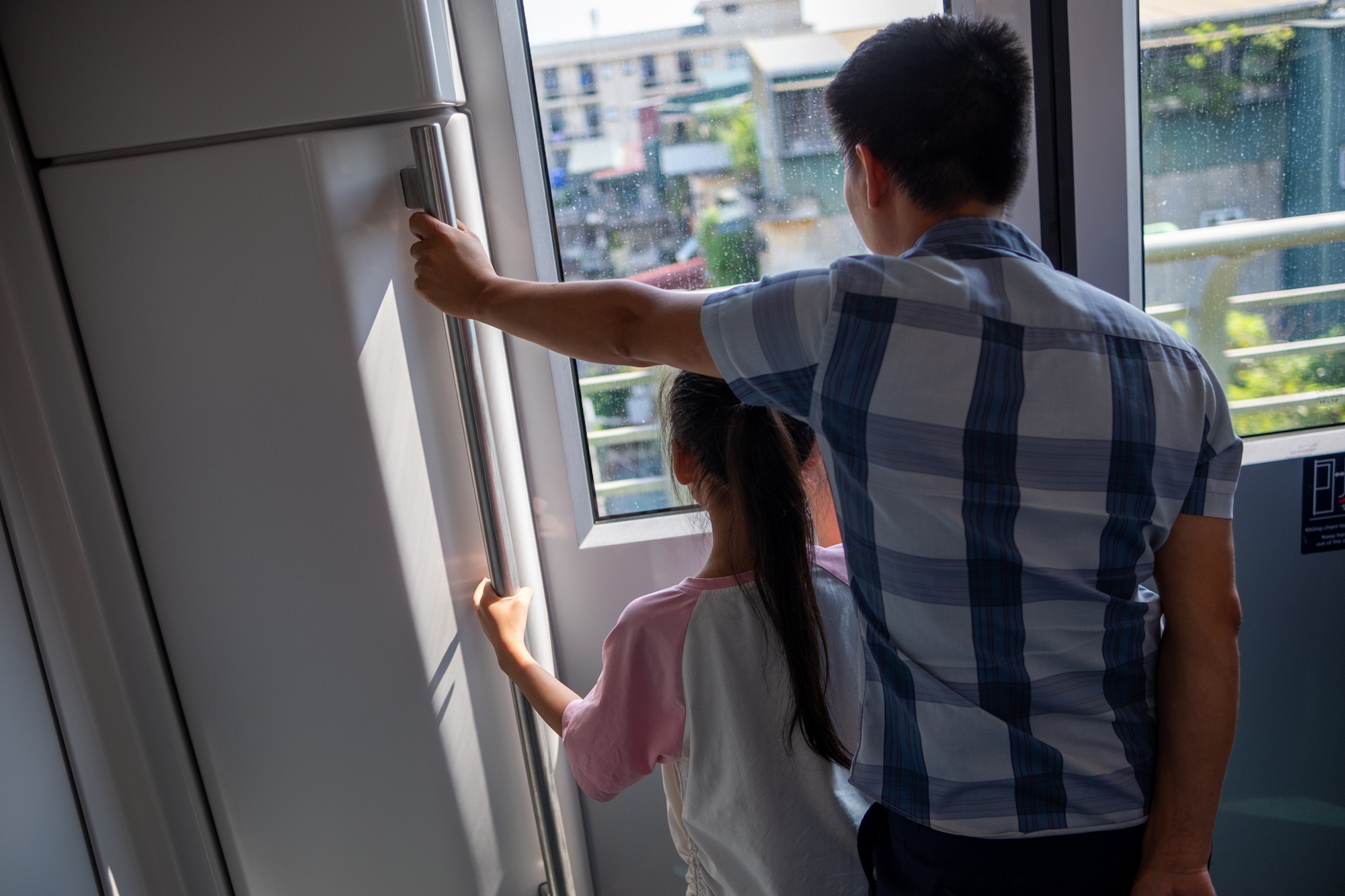 Giới trẻ “quá là vui” trong ngày đi miễn phí tuyến Metro Nhổn: “Bọn mình chờ ngày này lâu lắm rồi!”- Ảnh 14.