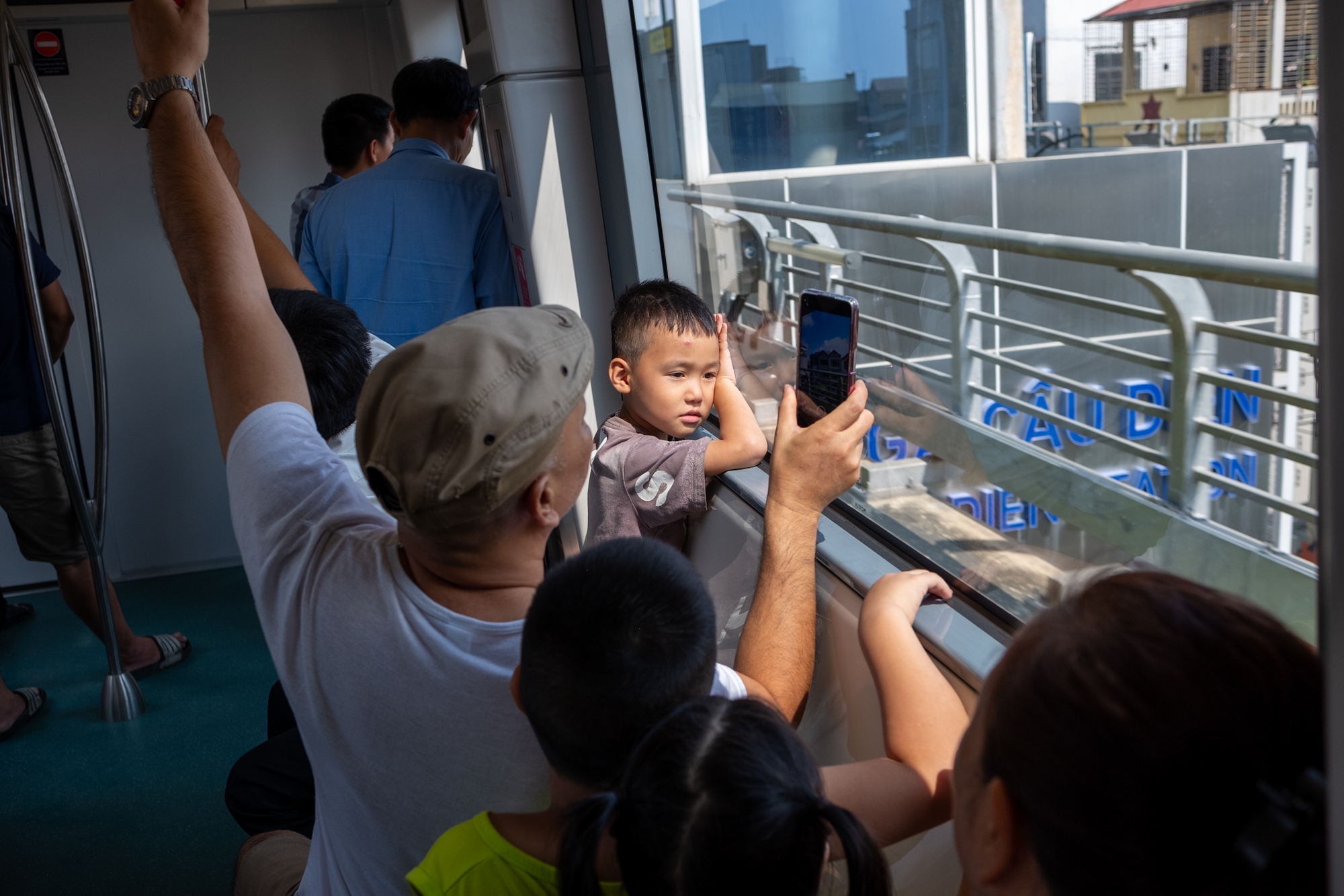 Giới trẻ “quá là vui” trong ngày đi miễn phí tuyến Metro Nhổn: “Bọn mình chờ ngày này lâu lắm rồi!”- Ảnh 13.
