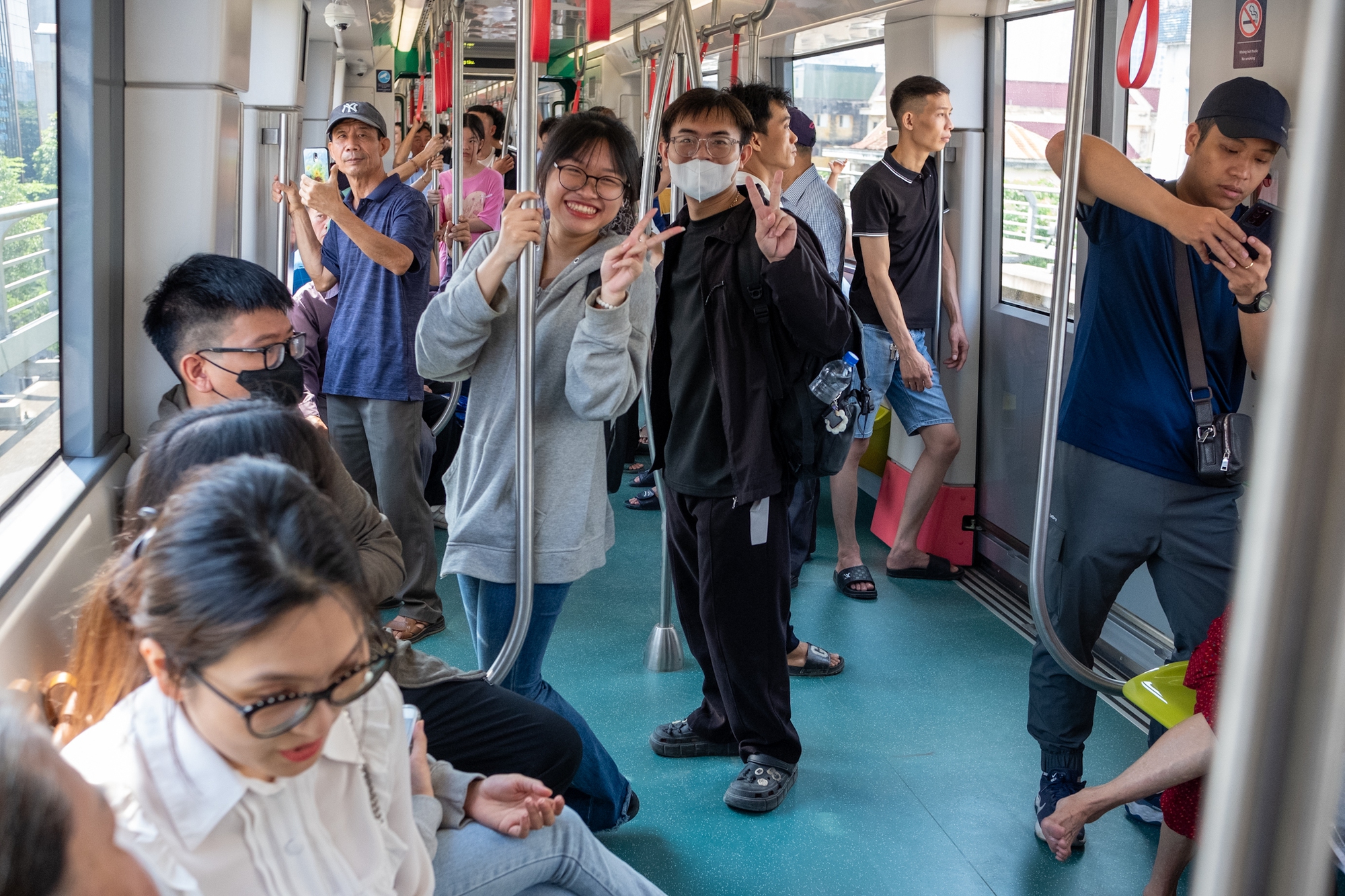 Giới trẻ “quá là vui” trong ngày đi miễn phí tuyến Metro Nhổn: “Bọn mình chờ ngày này lâu lắm rồi!”- Ảnh 10.