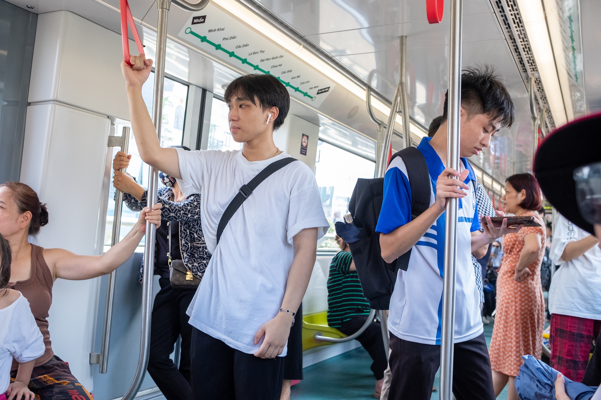 Giới trẻ “quá là vui” trong ngày đi miễn phí tuyến Metro Nhổn: “Bọn mình chờ ngày này lâu lắm rồi!”- Ảnh 12.