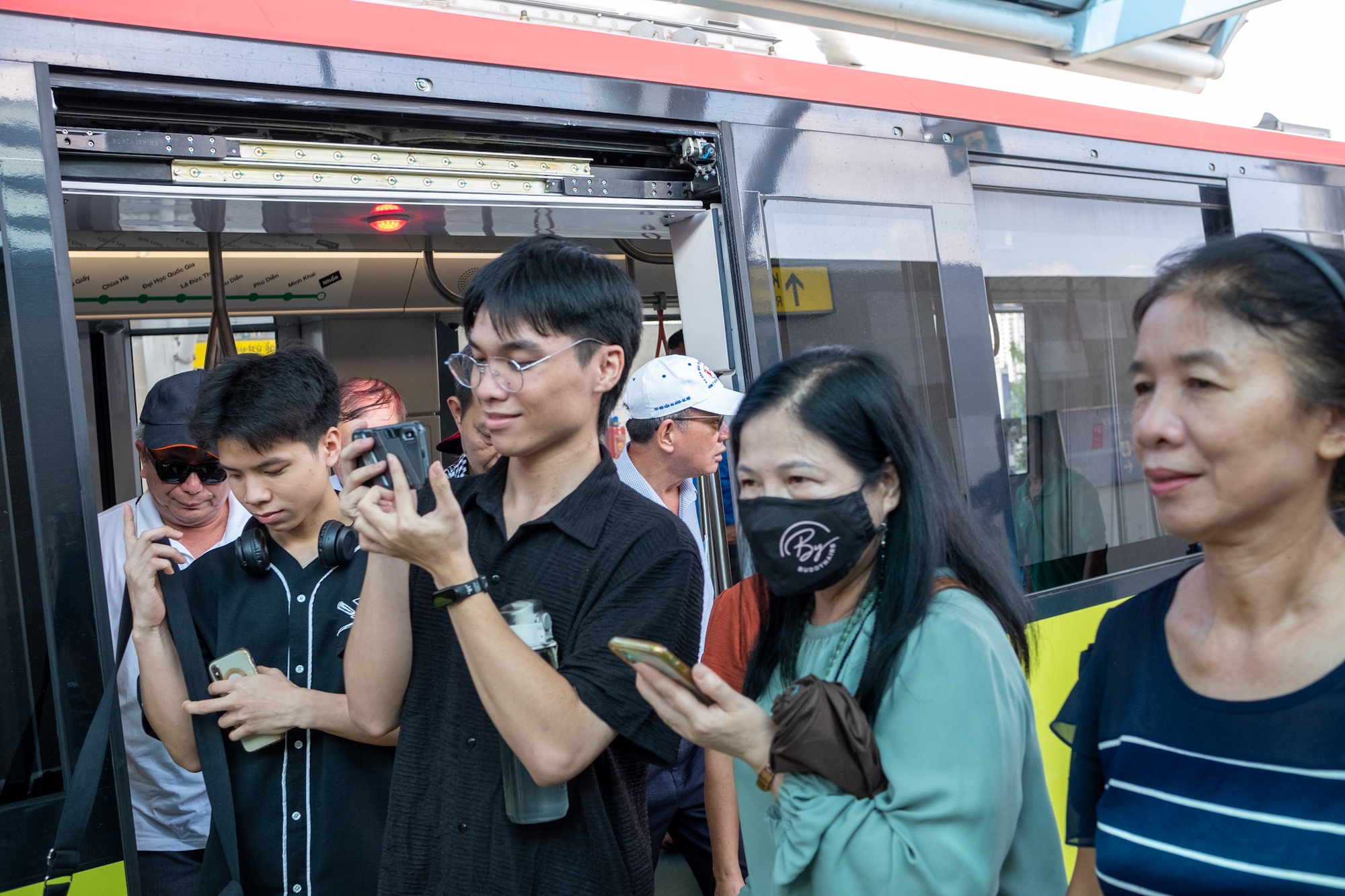 Giới trẻ “quá là vui” trong ngày đi miễn phí tuyến Metro Nhổn: “Bọn mình chờ ngày này lâu lắm rồi!”- Ảnh 5.