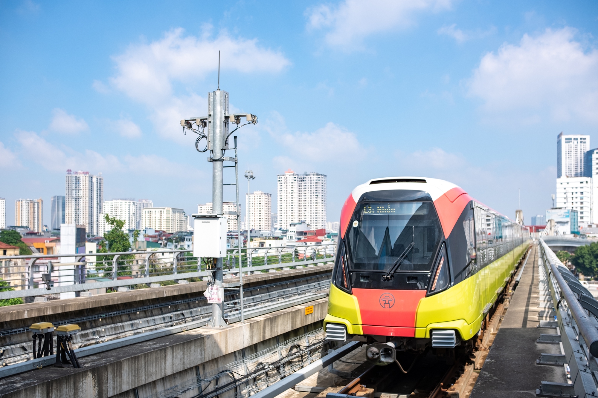 Giới trẻ “quá là vui” trong ngày đi miễn phí tuyến Metro Nhổn: “Bọn mình chờ ngày này lâu lắm rồi!”- Ảnh 4.
