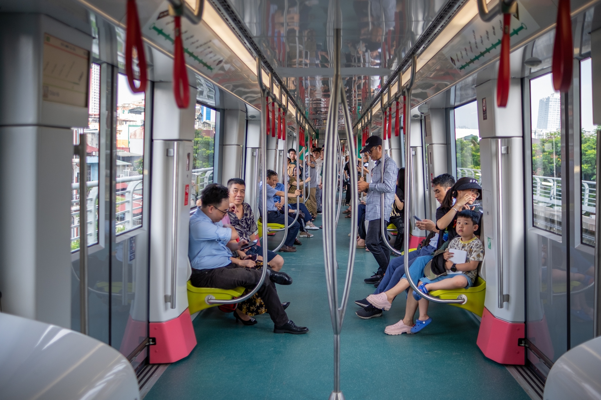 Giới trẻ “quá là vui” trong ngày đi miễn phí tuyến Metro Nhổn: “Bọn mình chờ ngày này lâu lắm rồi!”- Ảnh 11.