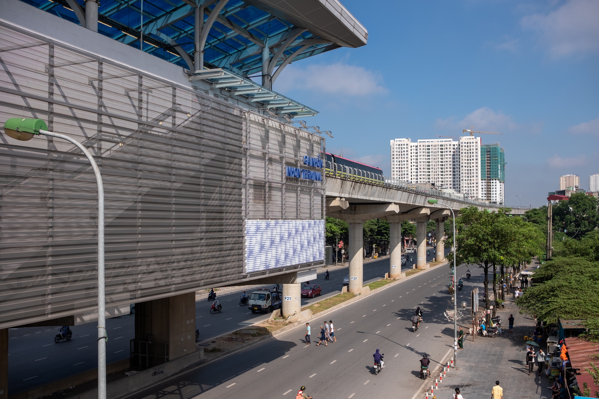 Giới trẻ “quá là vui” trong ngày đi miễn phí tuyến Metro Nhổn: “Bọn mình chờ ngày này lâu lắm rồi!”- Ảnh 2.