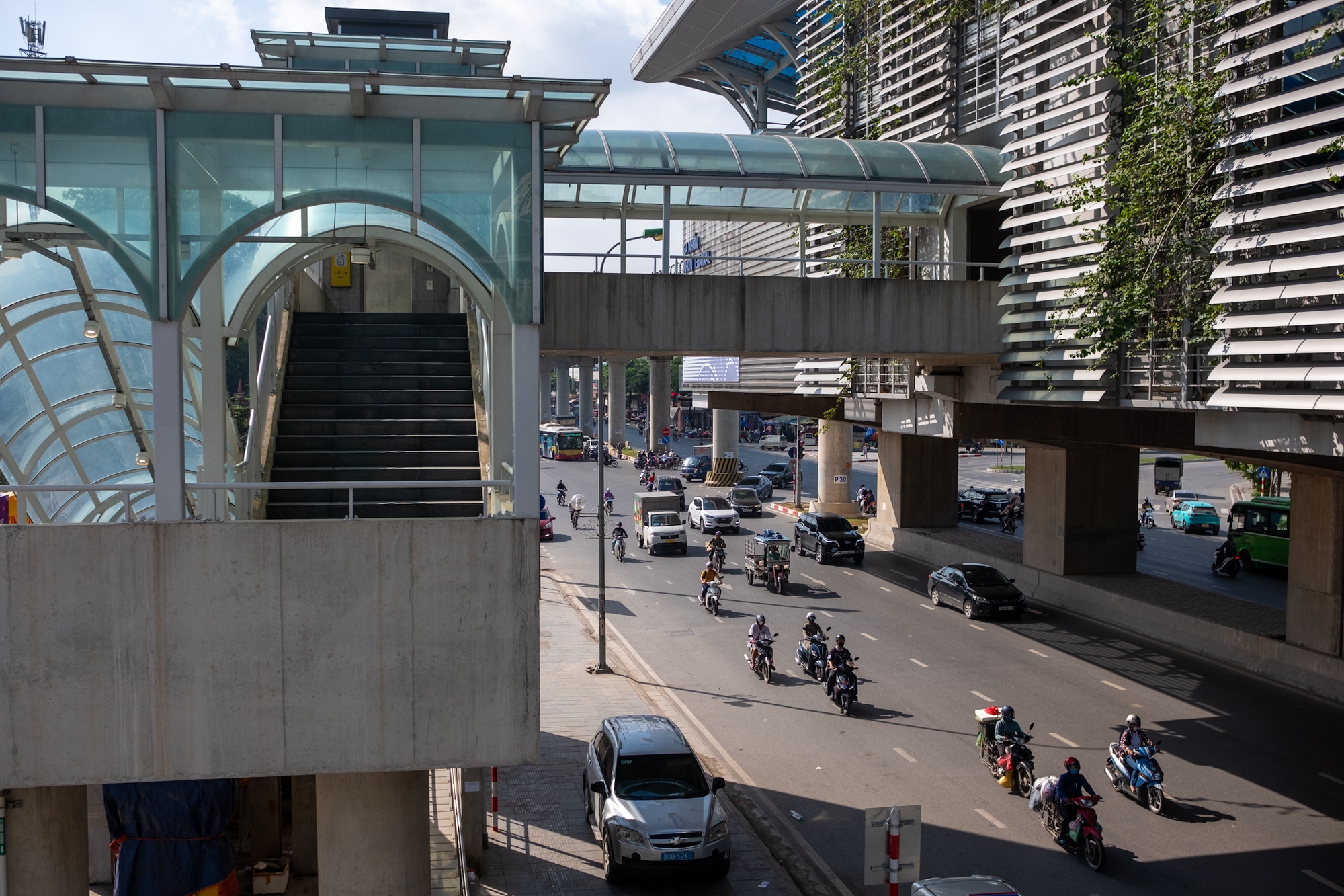 Giới trẻ “quá là vui” trong ngày đi miễn phí tuyến Metro Nhổn: “Bọn mình chờ ngày này lâu lắm rồi!”- Ảnh 1.